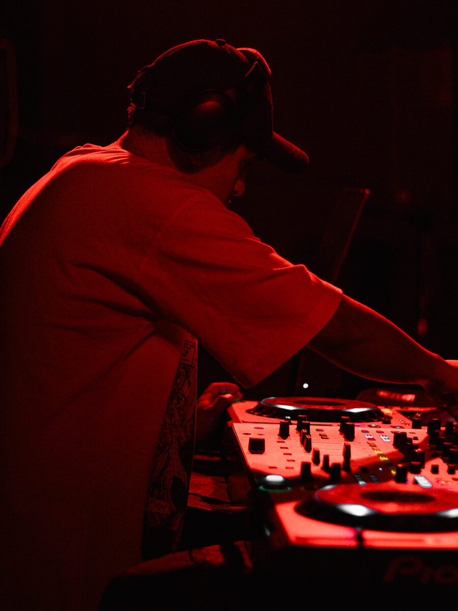 about-us Lan tocando